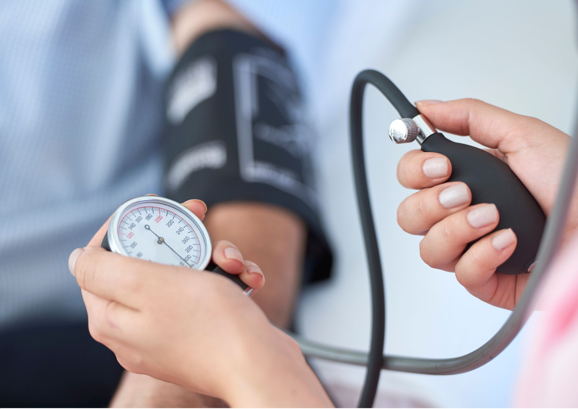 Check up ipertensione arteriosa a Roma con visita medica, ECG ed ecocardiogramma. Percorso completo per il controllo della pressione alta.