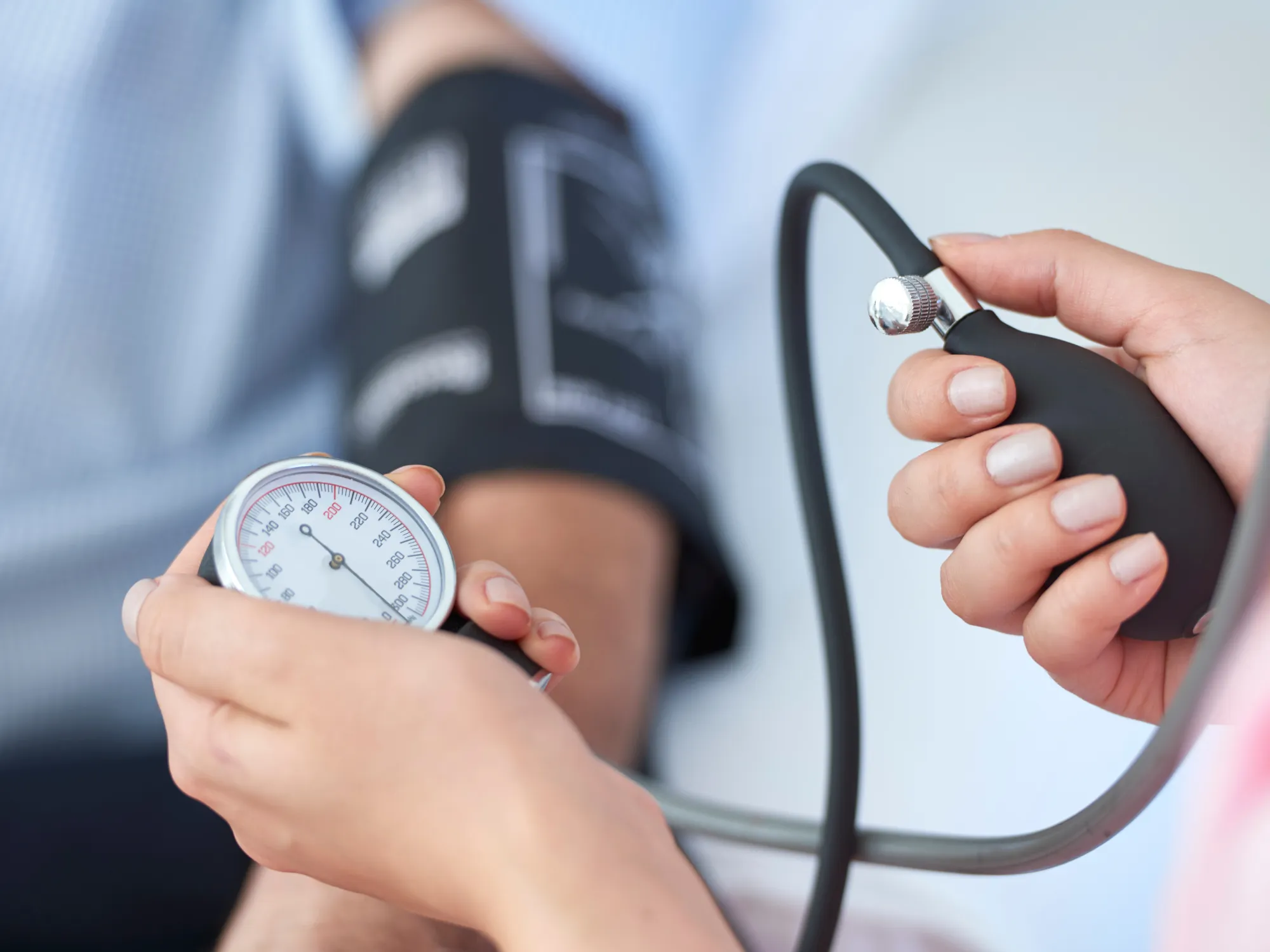 Medico misura la pressione al paziente al Sanismart Medical Center a Roma