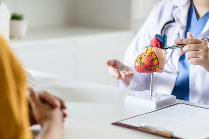 Visita cardiologica a Roma - cardiologo visita un paziente | Sanismart Medical Center