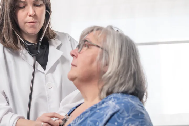 Visita cardiologica: auscultazione cardiaca presso Sanismart Medical Center