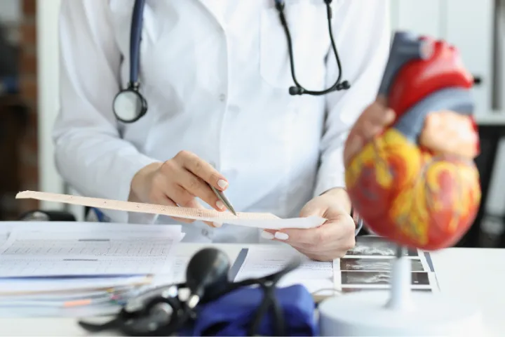 Cardiologo esegue una visita cardiologica a Roma - Sanismart Medical Center