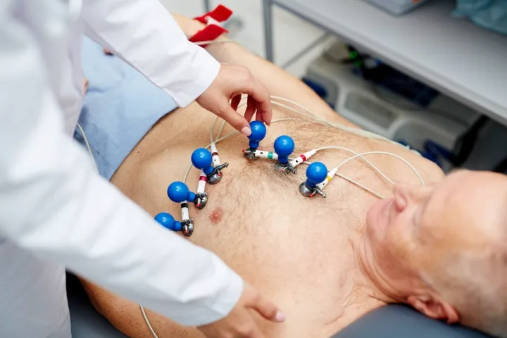 Esecuzione dell'elettrocardiogramma al Sanismart Medical Center a Roma