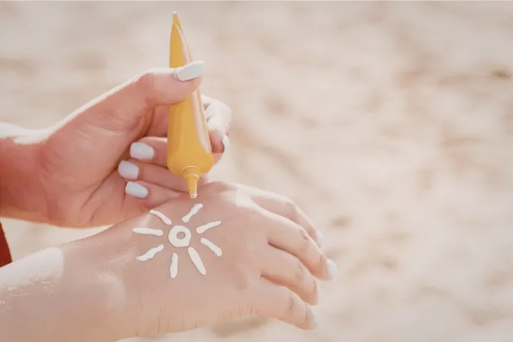 Proteggi la pelle dai segni dell'invecchiamento con le creme solari. Scopri l'importanza di una buona protezione solare e di un buon SPF.