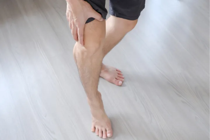 Gambe pesanti e gonfie? Potrebbero essere un segnale precoce di malattia venosa cronica. Scopri cause, sintomi e come intervenire.