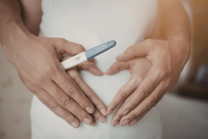 Scopri quali esami e visite fare prima della gravidanza per te e il tuo partner e quando iniziare ad assumere l'acido folico.