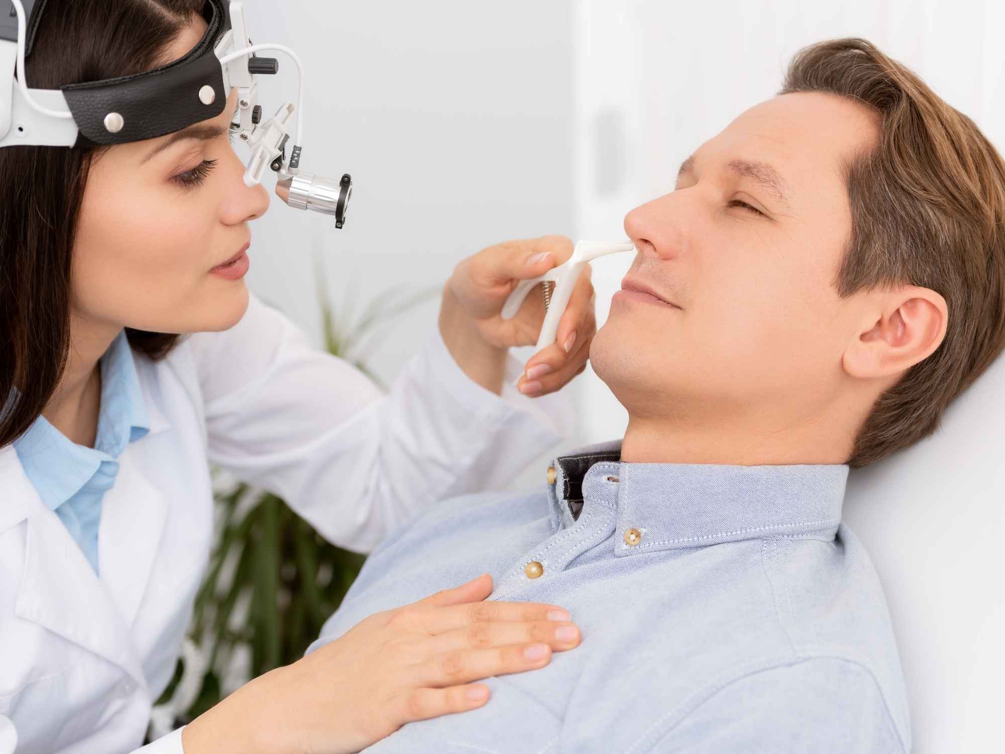 Medico ORL che esegue fibroscopia nasale per diagnosi ipertrofia turbinati