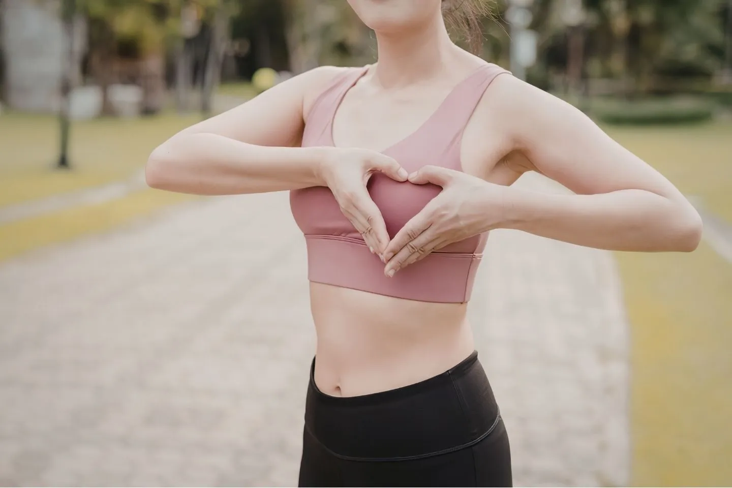 Cardiologo dello sport esegue un elettrocardiogramma a un giovane atleta